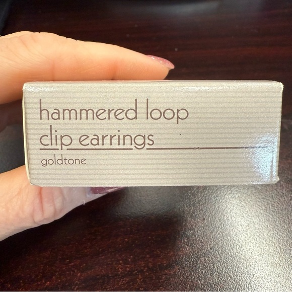 Avon Goldtone Hammered loop clip  Earrings. NIB 1989 vintage - Picture 3 of 5